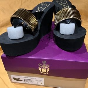 FERGIE DELICIOUS WEDGE SANDAL